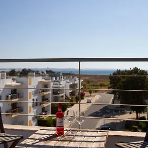 casa-happiness-swimming-pool-fast-wifi-parking.hotelaalgarve.com/